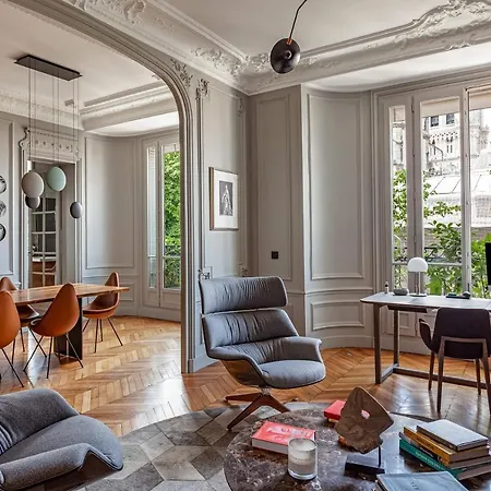 Amazing Notre Dame Apartment