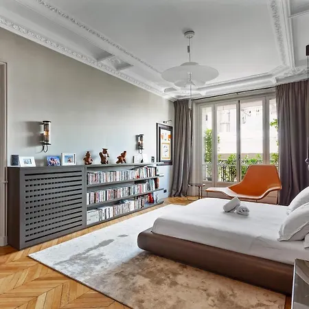 Amazing Notre Dame Apartment
